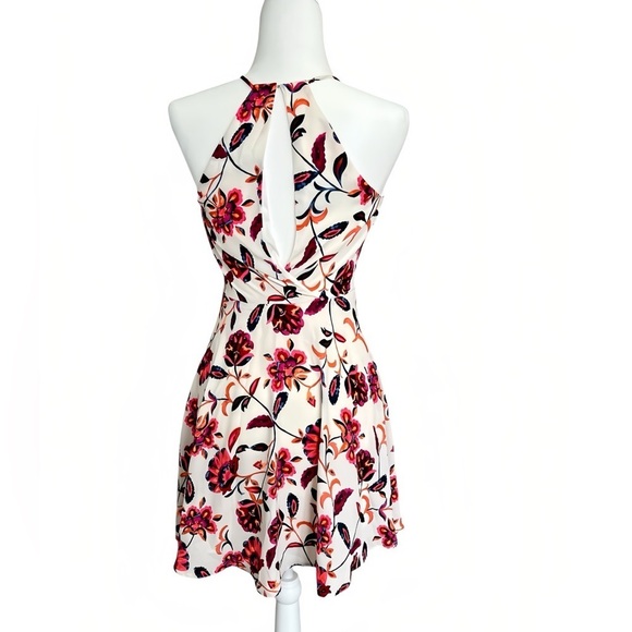 Express Fit-and-Flare A-Line Floral Halter Dress – Size 2
Soft & Silky - Picture 4 of 10